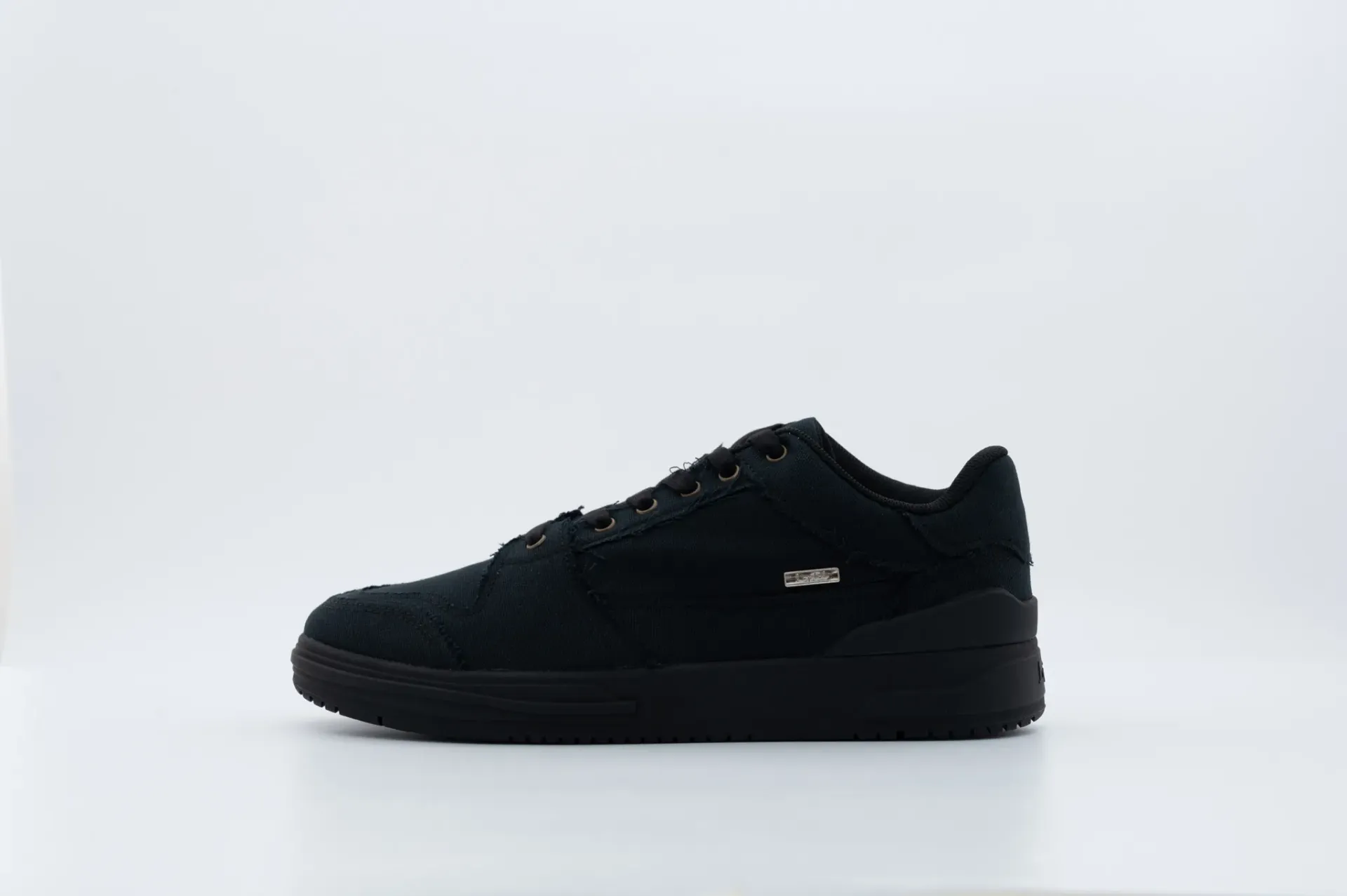 Amur Distressed Black (36)